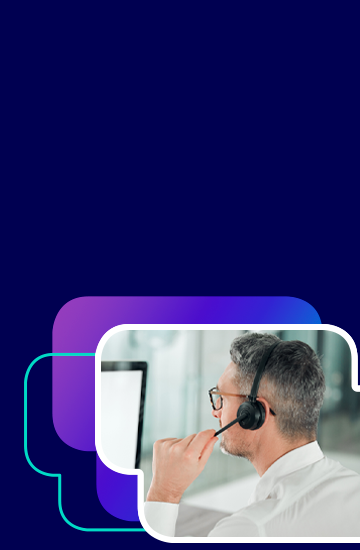 Foto de homem usando headset para atendimento telefnico.